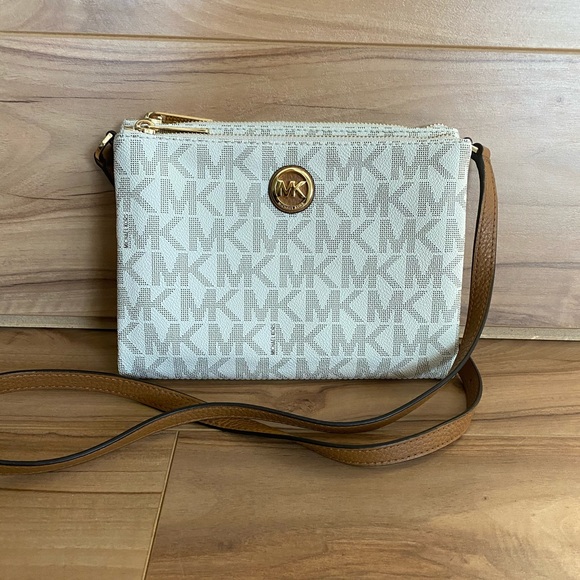 Michael Kors Crossbody - Picture 1 of 3